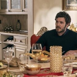 Adam Brody en 'Mi Bina' de 'Nobody Wants This'