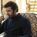 Adam Brody en el 1x09 de 'Nadie quiere esto'