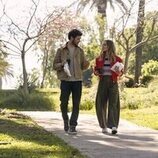 Adam Brody y Kristen Bell en el 1x10 de 'Nobody Wants This'