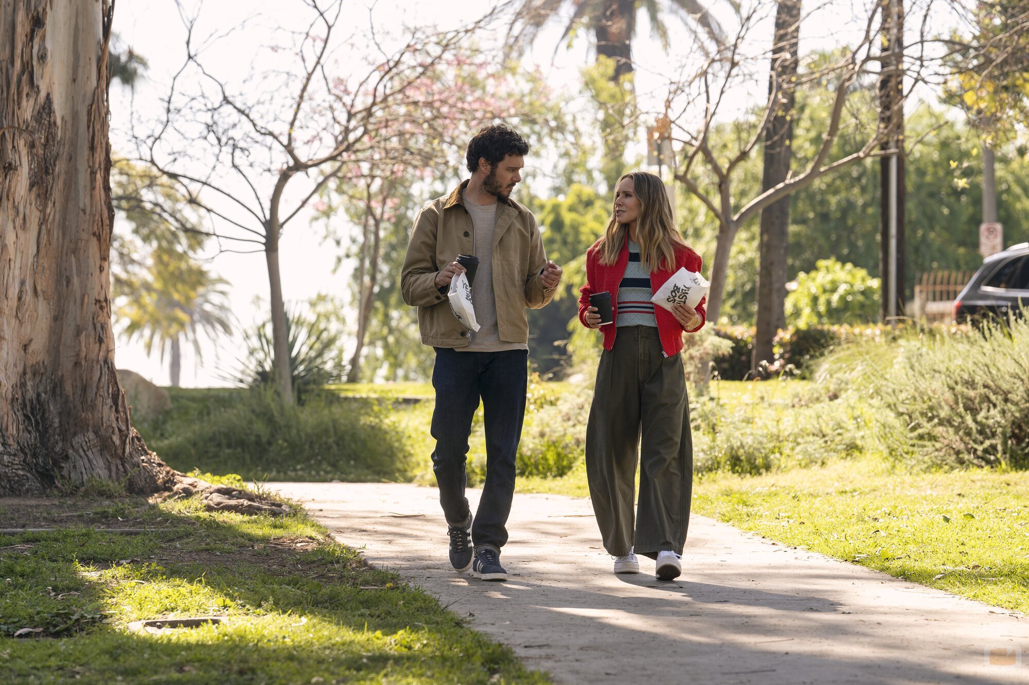 Adam Brody y Kristen Bell en el 1x10 de 'Nobody Wants This'