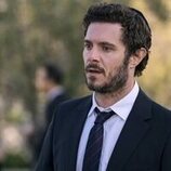 Adam Brody en el 1x10 de 'Nobody Wants This'