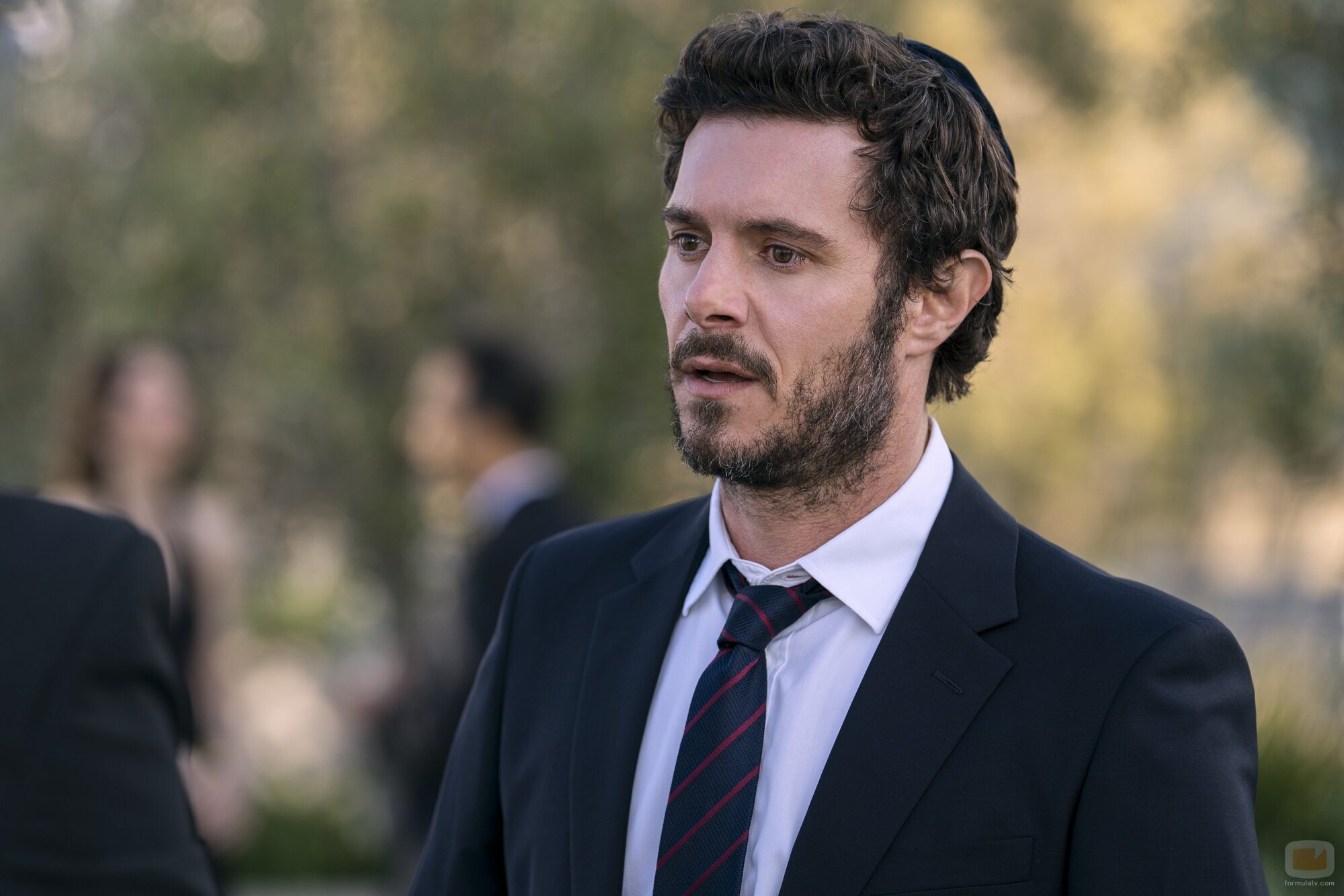 Adam Brody en el 1x10 de 'Nobody Wants This'