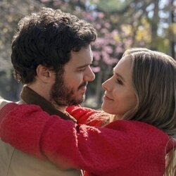 Adam Brody y Kristen Bell en el 1x10 de 'Nadie quiere esto'