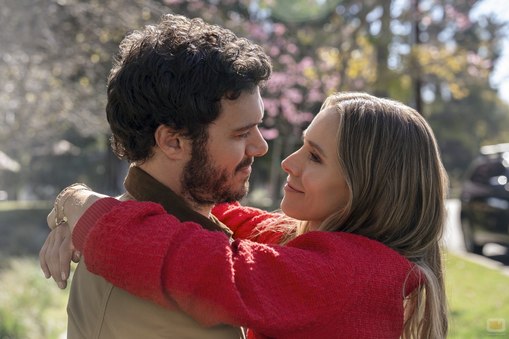 Adam Brody y Kristen Bell en el 1x10 de 'Nadie quiere esto'