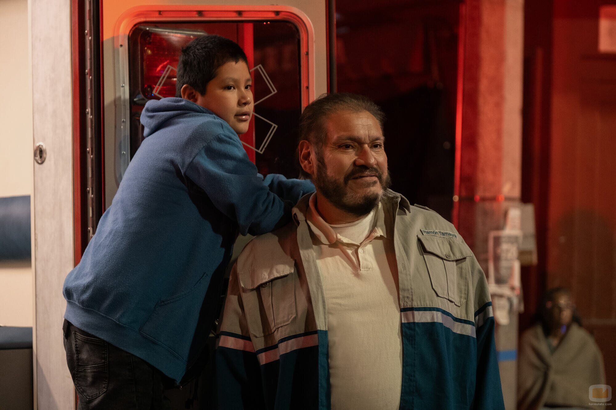 Joaquín Cosio y Sergio Bautista en 'Pilot' de 'Familia de medianoche'