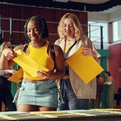 Kizzy Edgell y Corinna Brown en el 3x02 de 'Heartstopper'