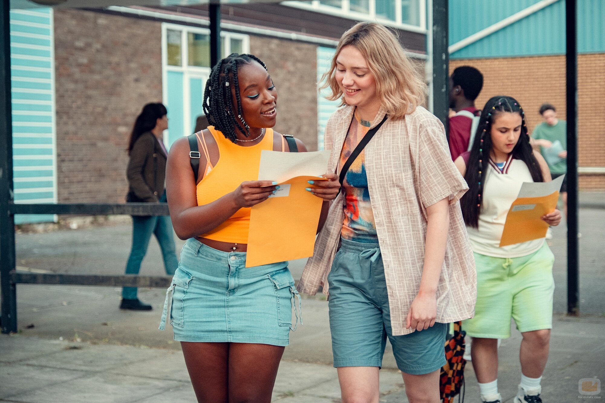 Imagen de Kizzy Edgell y Corinna Brown en el 3x02 de 'Heartstopper'