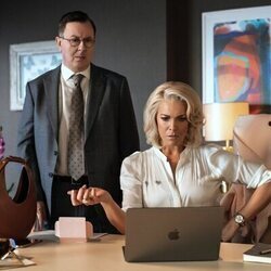 Hannah Waddingham y Jeremy Swift en el 3x01 de 'Ted Lasso'