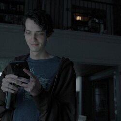 Imagen de Kodi Smit-McPhee en el 1x05 de 'Disclaimer'