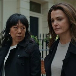 Keri Russell y Ali Ahn en el 2x01 de 'La diplomática'