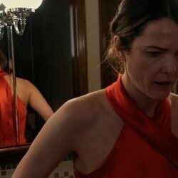 Keri Russell en 'Cuando llama un extraño' de 'La diplomática'