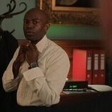 David Gyasi en 'Cuando llama un extraño' de 'The Diplomat'