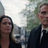 Keri Russell y Rufus Sewell en el 2x02 de 'La diplomática'