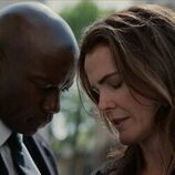 Keri Russell y David Gyasi en el 2x02 de 'The Diplomat'