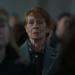 Celia Imrie en el 2x02 de 'La diplomática'