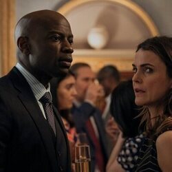 Keri Russell y David Gyasi en el 2x03 de 'La diplomática'