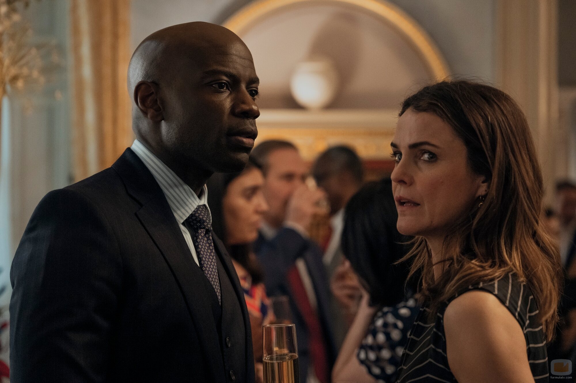 Keri Russell y David Gyasi en el 2x03 de 'La diplomática'