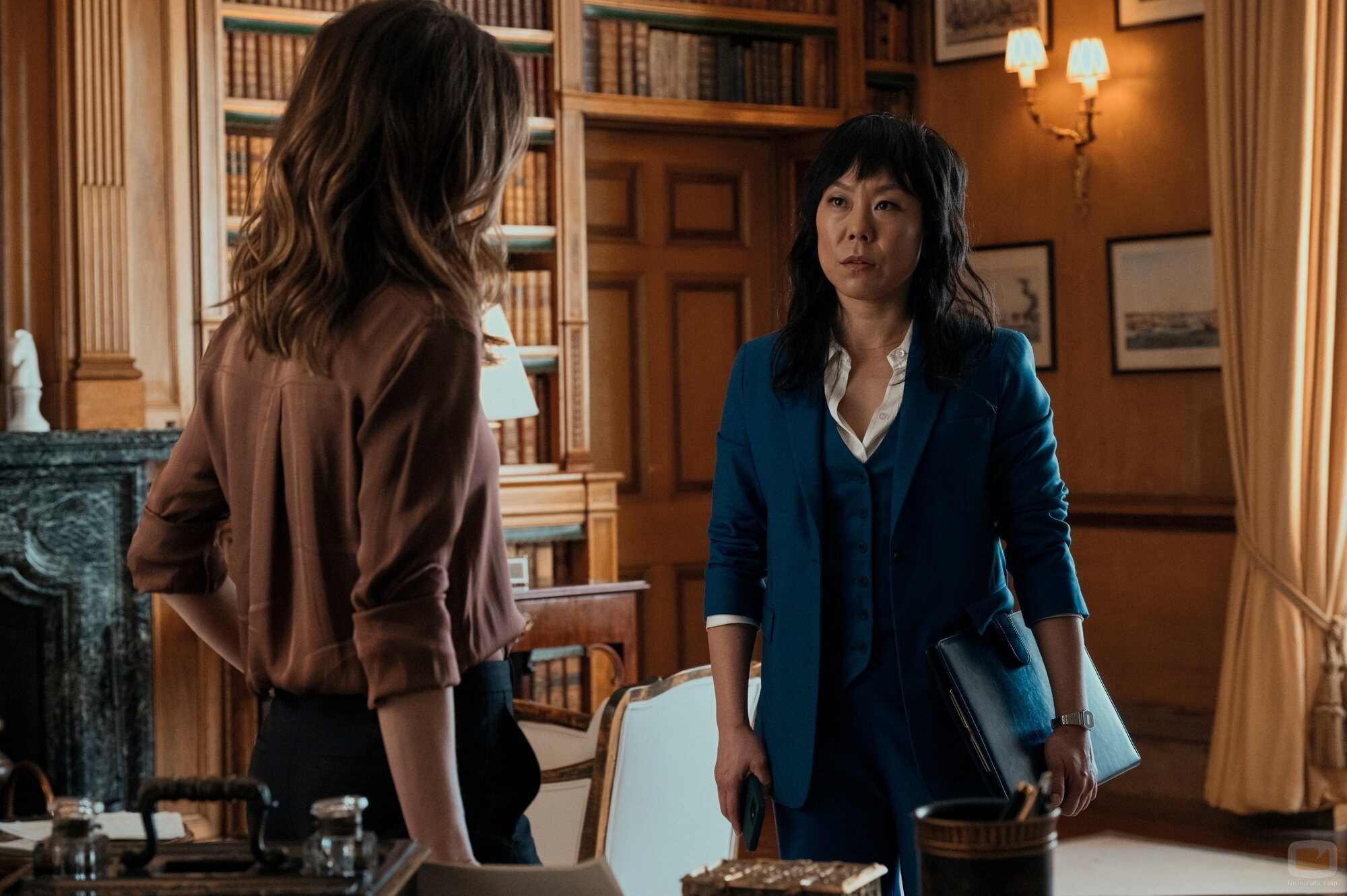 Keri Russell y Ali Ahn en el 2x03 de 'The Diplomat'