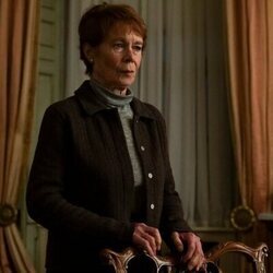 Celia Imrie en el 2x04 de 'The Diplomat'