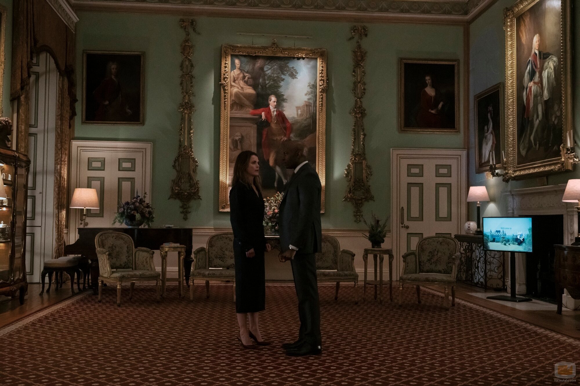 Keri Russell y David Gyasi en el 2x05 de 'The Diplomat'