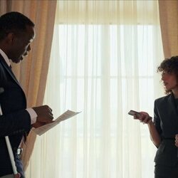 Ato Essandoh y Rosaline Elbay en 'Nuestra Señora de la Inmaculada Decepción' de 'The Diplomat'