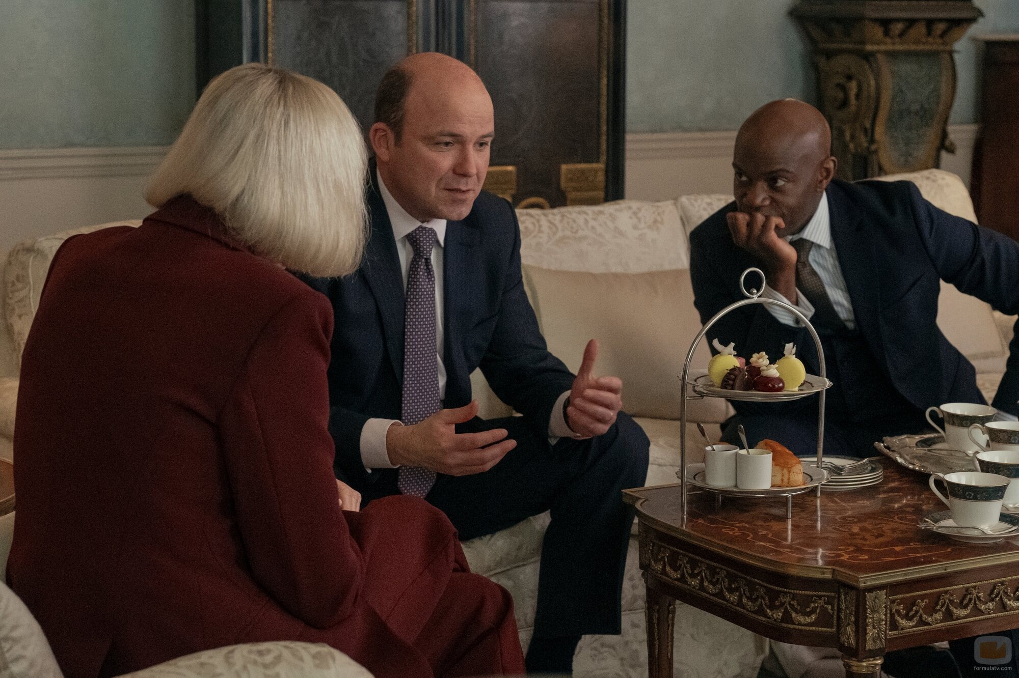 Rory Kinnear y David Gyasi en 'Nuestra Señora de la Inmaculada Decepción' de 'The Diplomat'