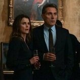 Keri Russell y Rufus Sewell en 'Nuestra Señora de la Inmaculada Decepción' de 'La diplomática'