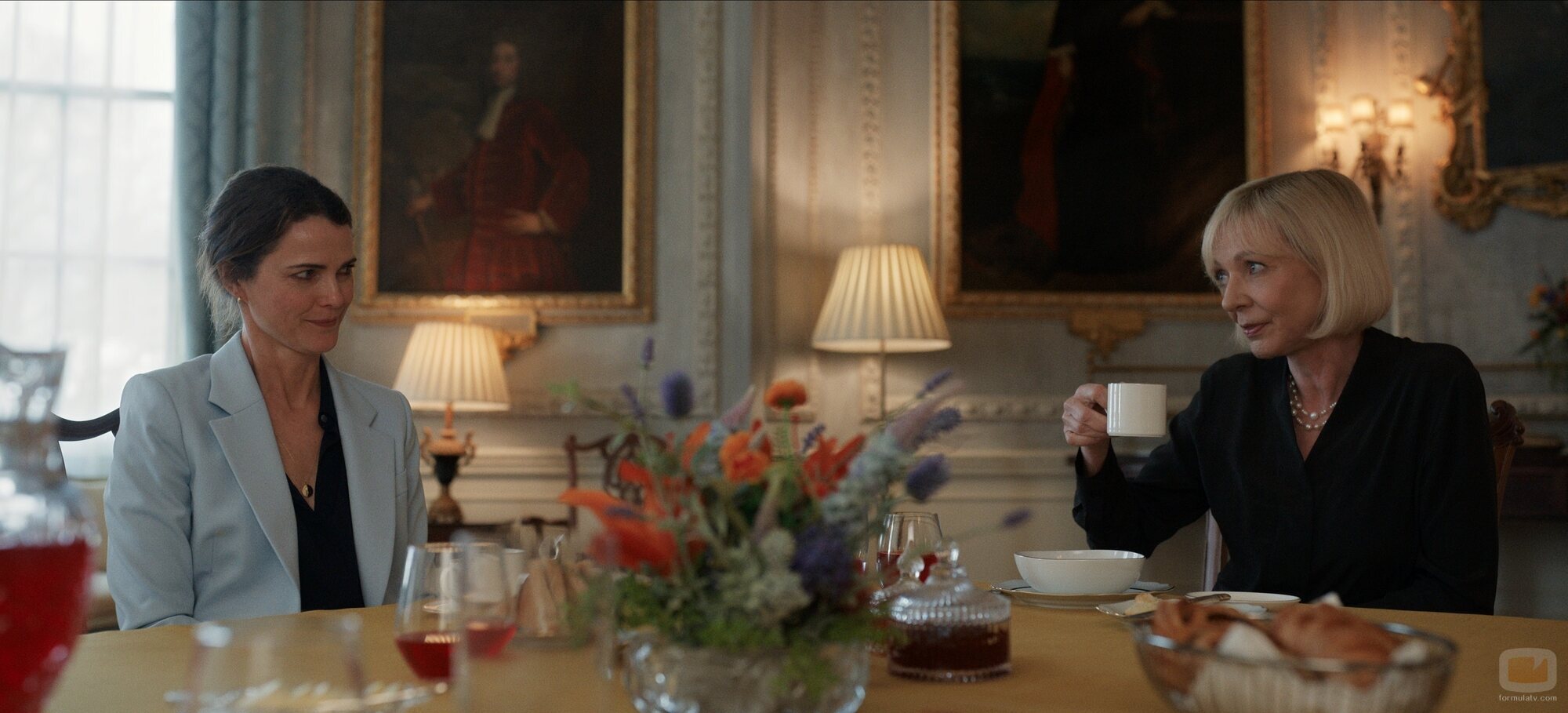 Allison Janney y Keri Russell en el 2x06 de 'La diplomática'