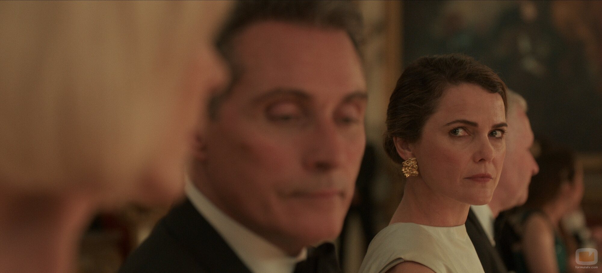 Keri Russell y Rufus Sewell en 'Acorazado' de 'La diplomática'