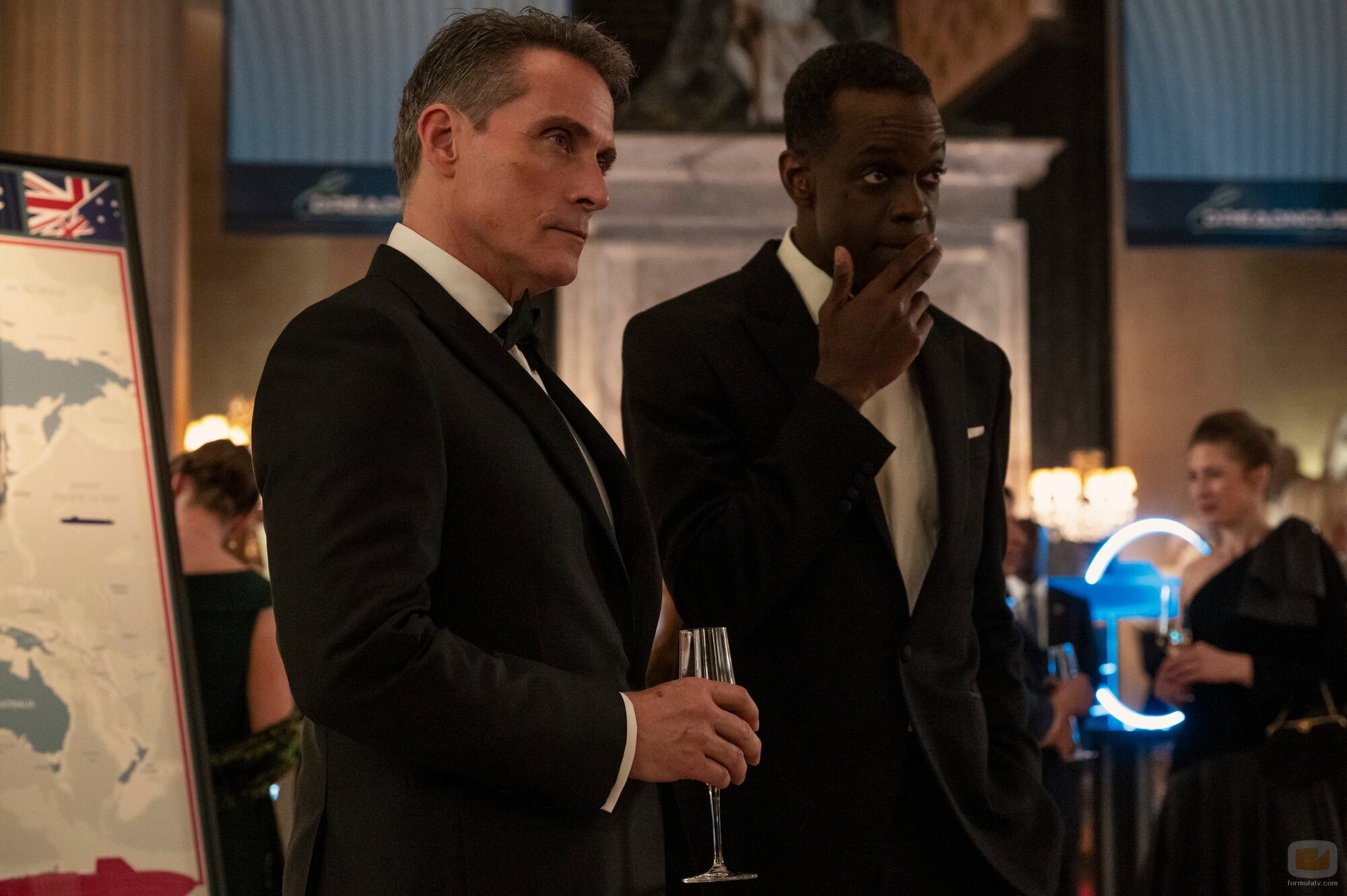 Rufus Sewell y Ato Essandoh en el 2x06 de 'La diplomática'