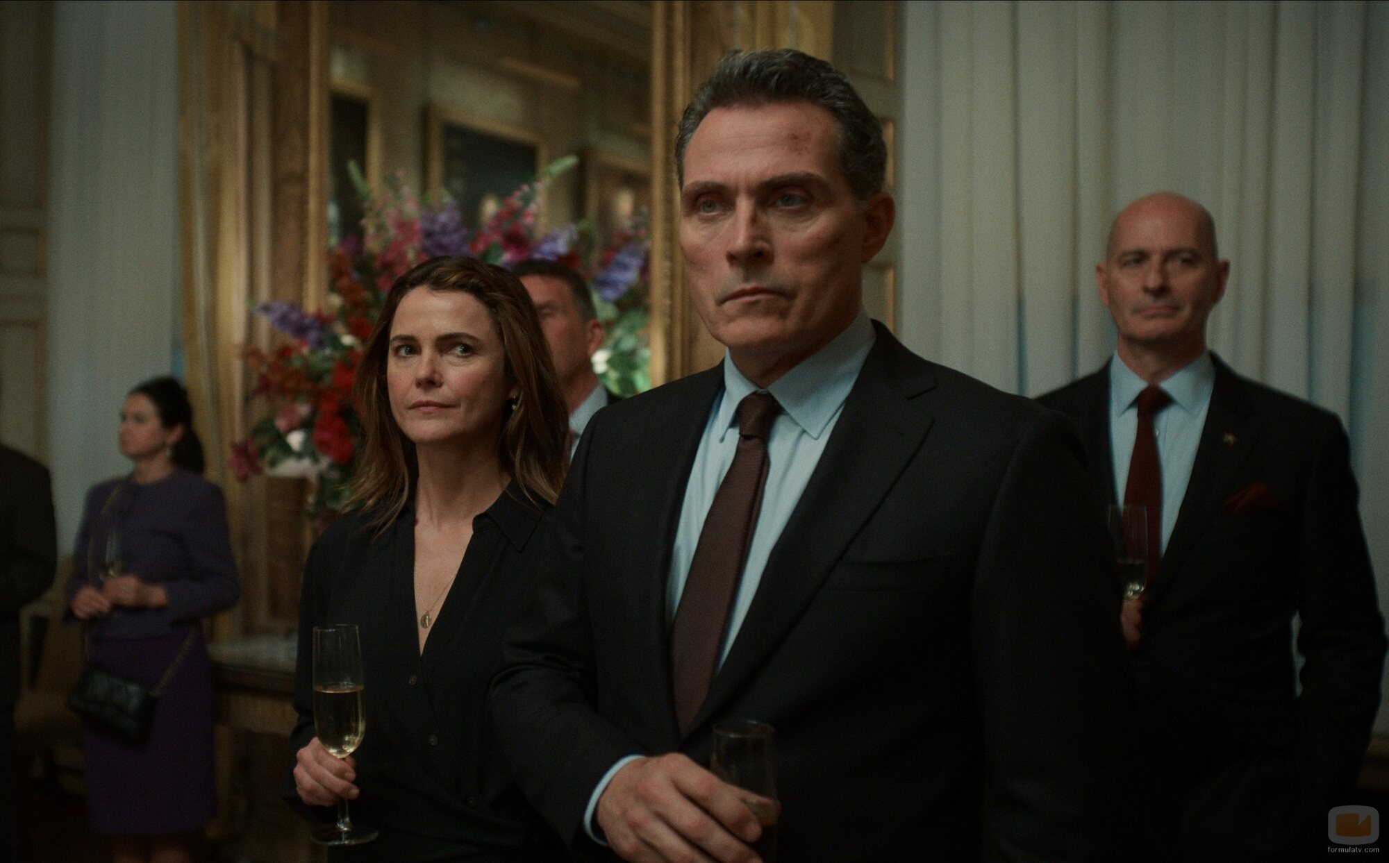 Keri Russell y Rufus Sewell en el 2x04 de 'The Diplomat'