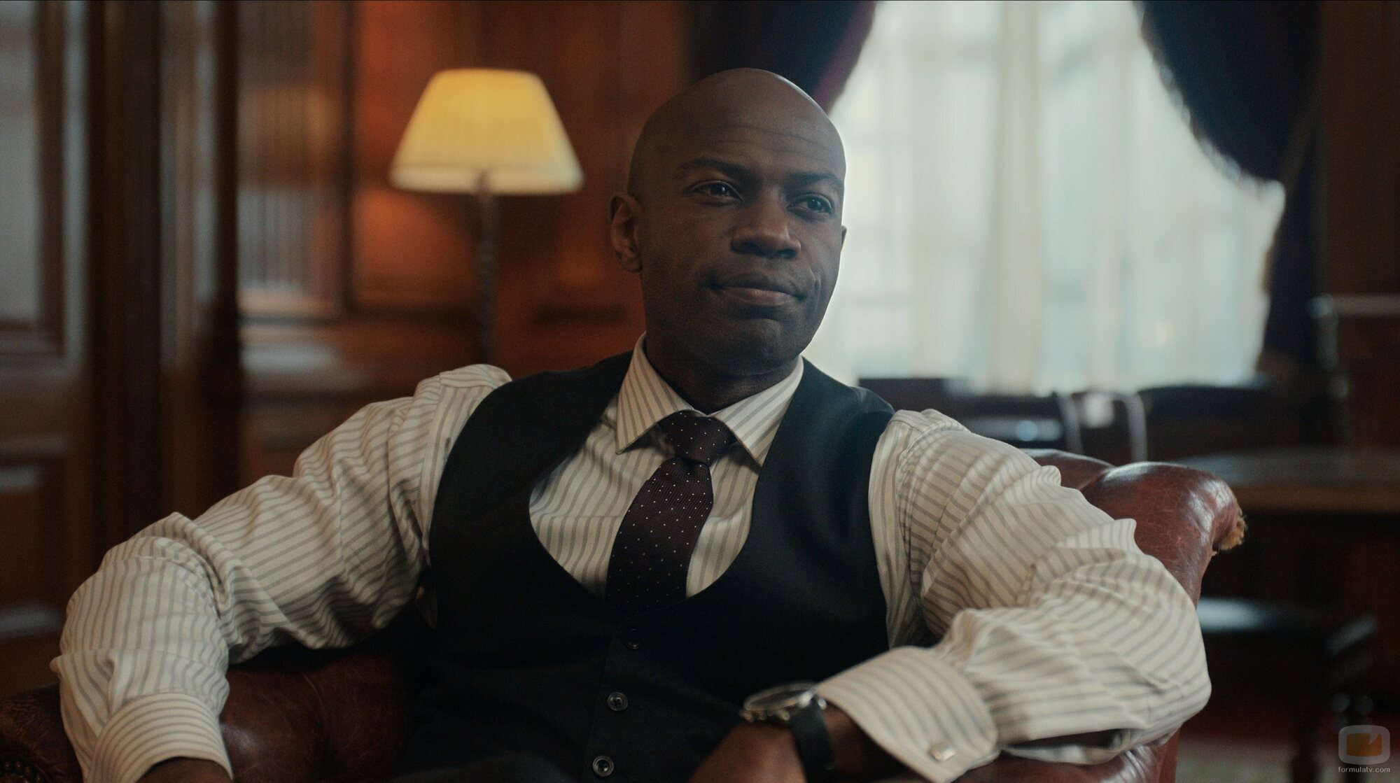 David Gyasi en el 2x04 de 'La diplomática'