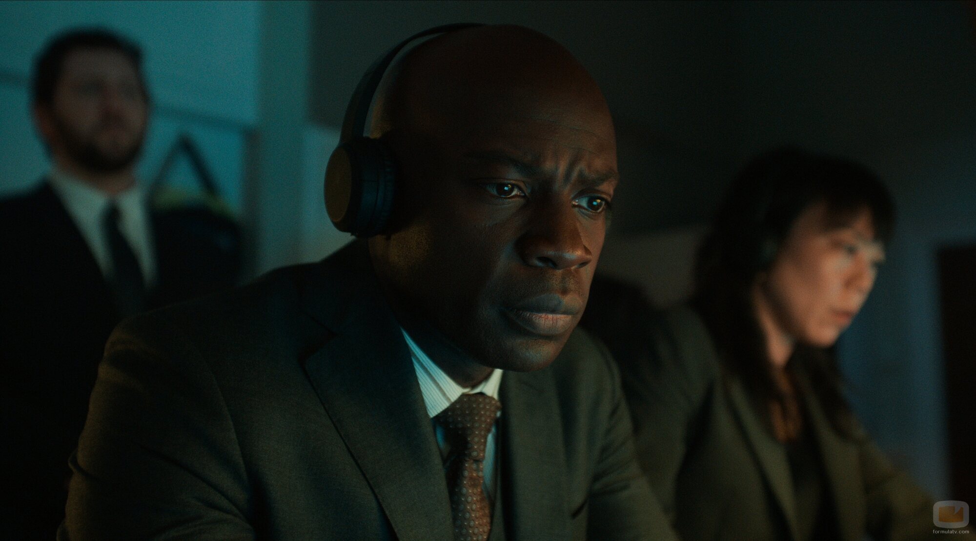 David Gyasi y Ali Ahn en el 2x04 de 'The Diplomat'