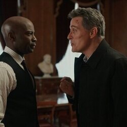 Rufus Sewell y David Gyasi en 'El otro ejército' de 'La diplomática'