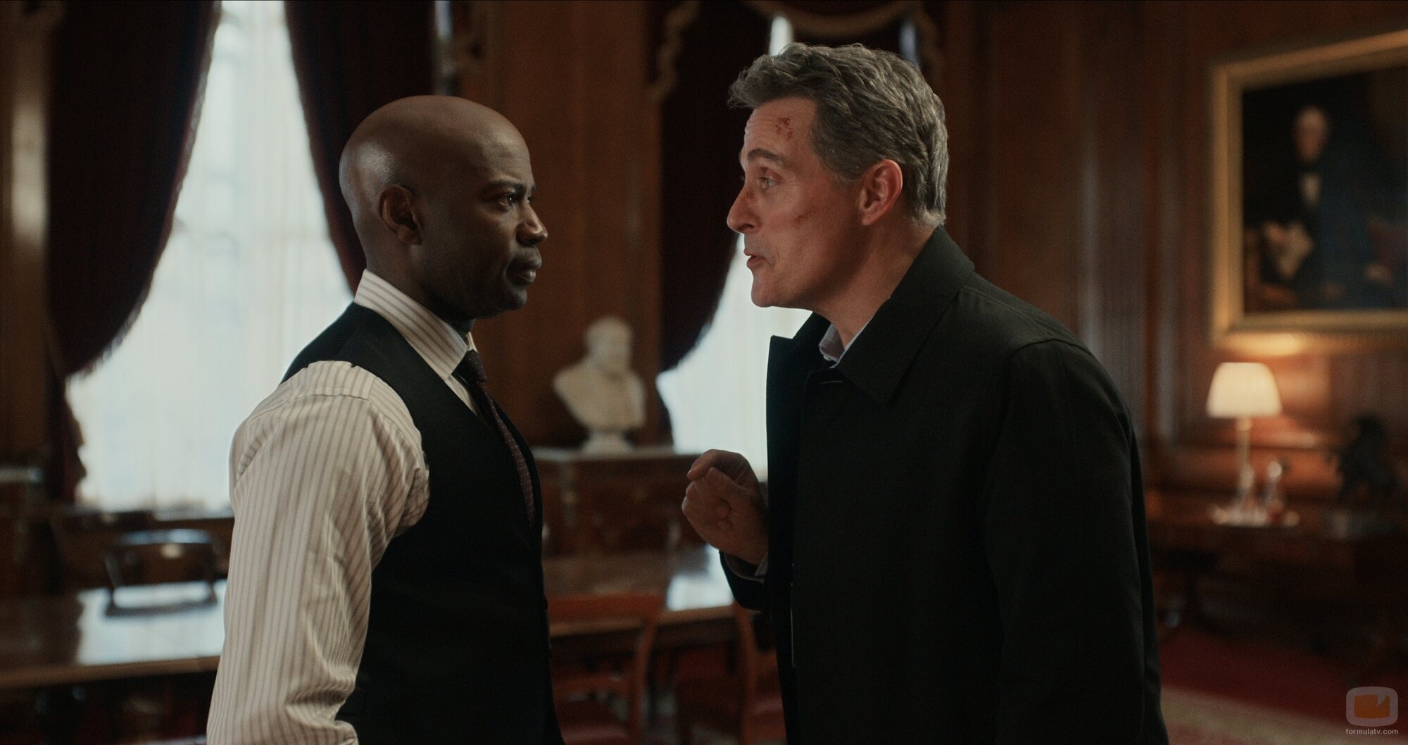 Rufus Sewell y David Gyasi en 'El otro ejército' de 'La diplomática'