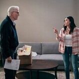 Ted Danson y Lilah Richcreek Estrada en el 1x01 de 'Un hombre infiltrado'