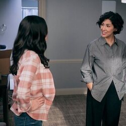 Stephanie Beatriz y Lilah Richcreek Estrada en 'El viejo topo' de 'Un hombre infiltrado'