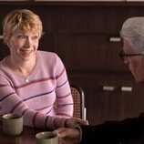 Mary Elizabeth Ellis y Ted Danson en el 1x01 de 'A Man on the Inside'