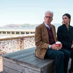 Ted Danson y Lilah Richcreek Estrada en 'El viejo topo' de 'A Man on the Inside'