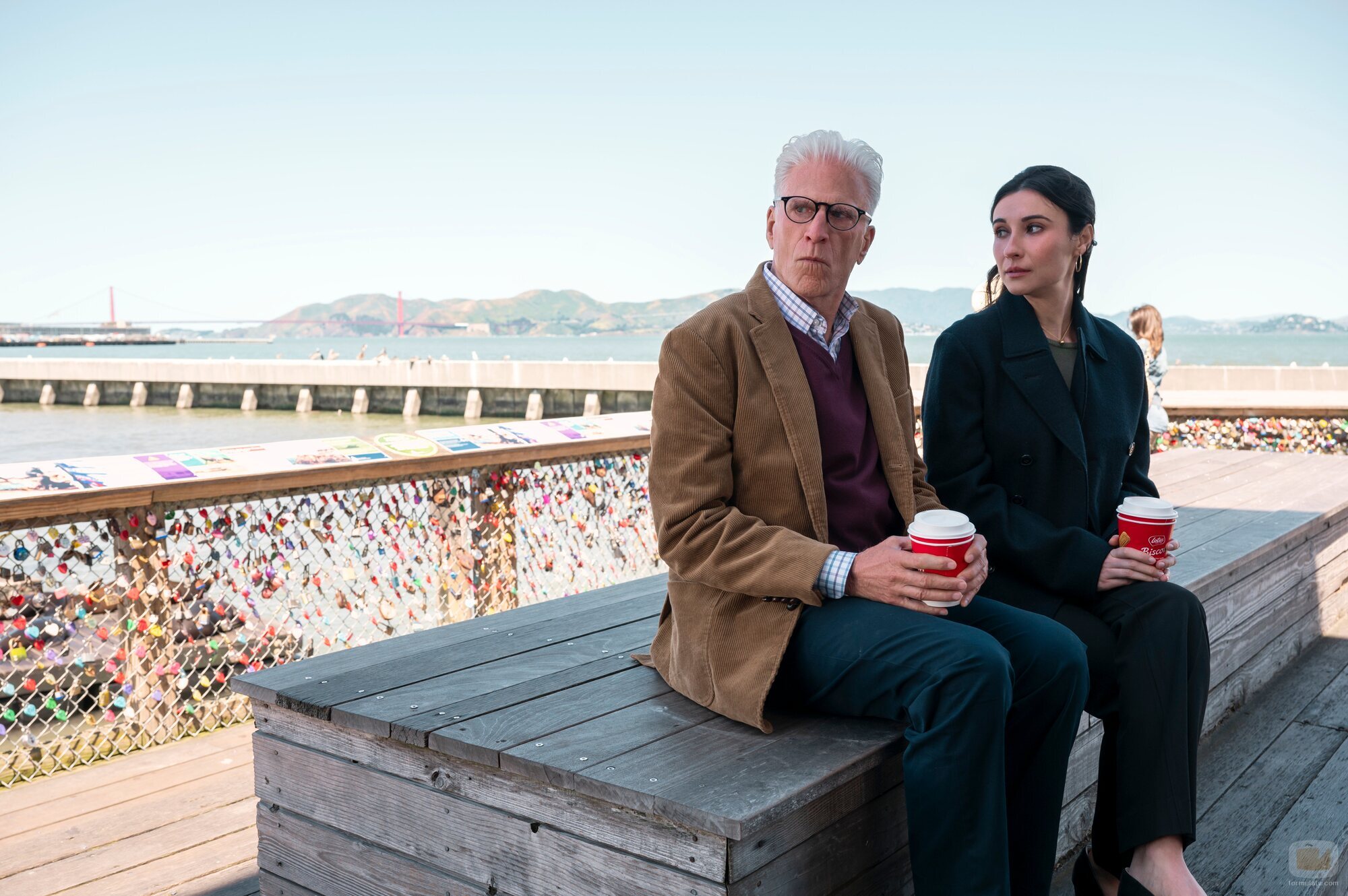 Ted Danson y Lilah Richcreek Estrada en 'El viejo topo' de 'A Man on the Inside'