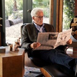 Imagen de Ted Danson en el 1x01 de 'A Man on the Inside'