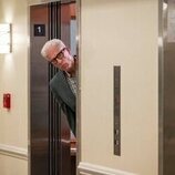 Ted Danson en el 1x02 de 'Un hombre infiltrado'