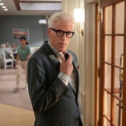 Still de Ted Danson en el 1x02 de 'Un hombre infiltrado'