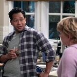 Mary Elizabeth Ellis y Eugene Cordero en el 1x03 de 'A Man on the Inside'