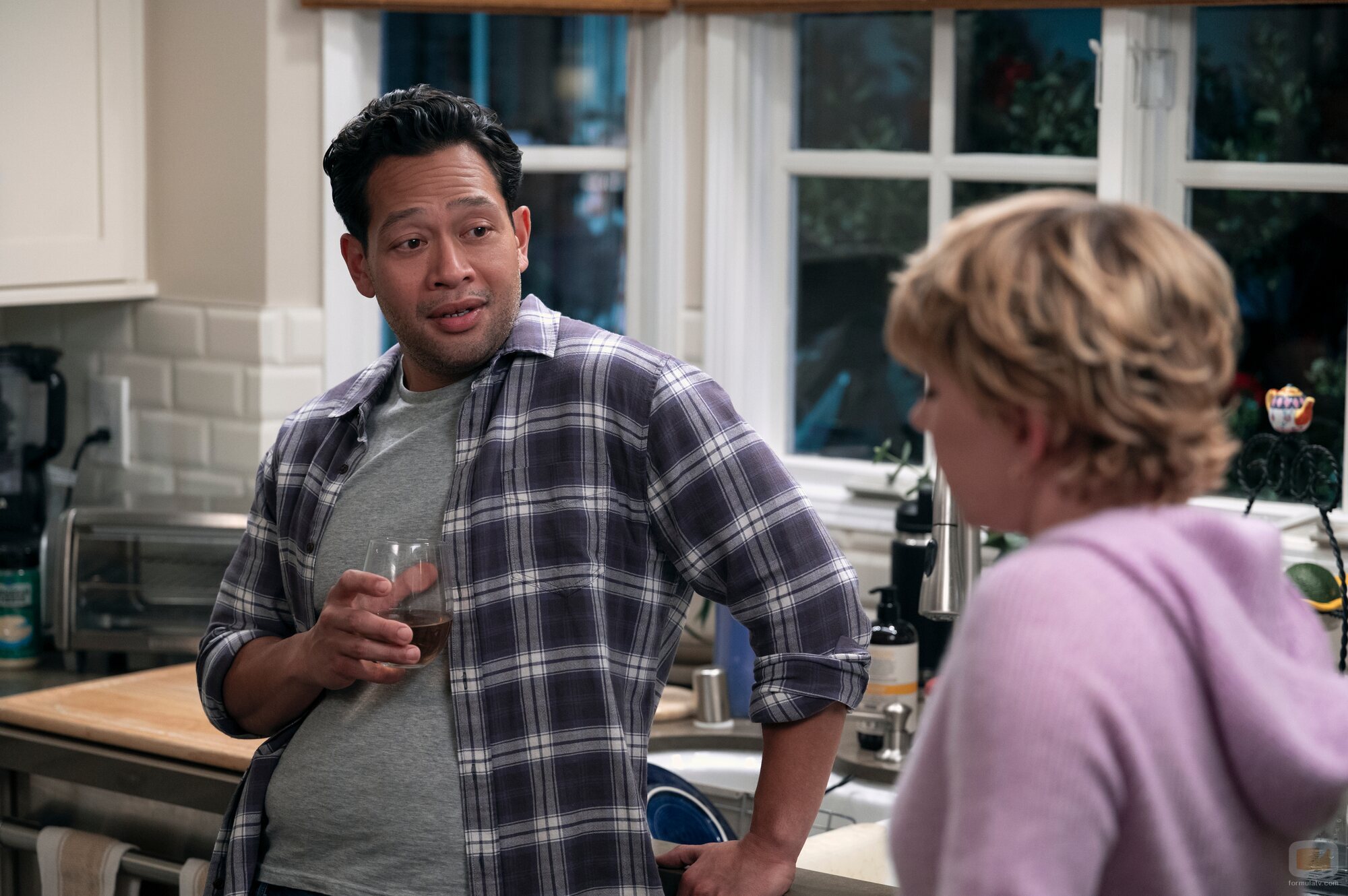 Mary Elizabeth Ellis y Eugene Cordero en el 1x03 de 'A Man on the Inside'