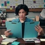 Stephanie Beatriz en el 1x03 de 'Un hombre infiltrado'