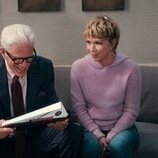 Mary Elizabeth Ellis y Ted Danson en 'Emily siempre llama dos veces' de 'A Man on the Inside'