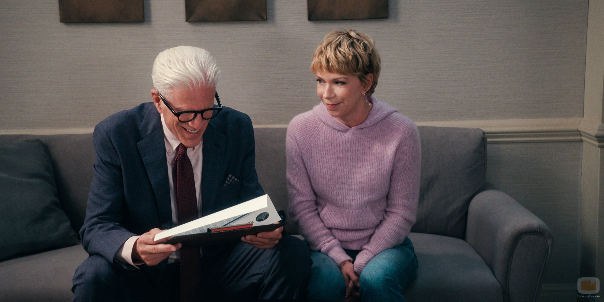 Mary Elizabeth Ellis y Ted Danson en 'Emily siempre llama dos veces' de 'A Man on the Inside'