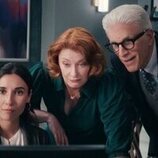 Ted Danson y Lilah Richcreek Estrada en 'El curioso incidente del perro en la clase de pintura' de 'A Man on the Inside'