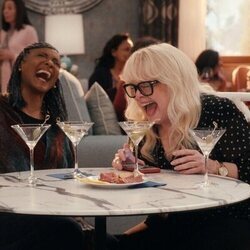 Margaret Avery y Sally Struthers en el 1x04 de 'A Man on the Inside'